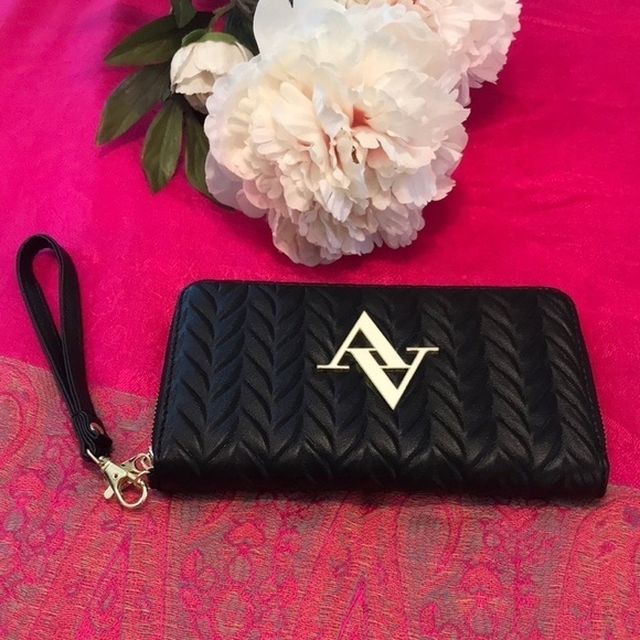 NWOT Adrianne Vittadini Black Wristlet - Picture 1 of 13